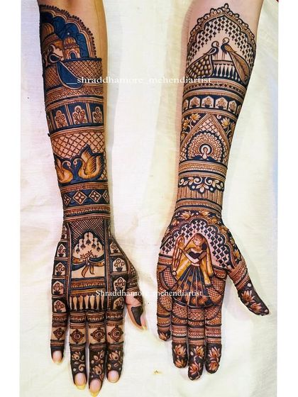 A story of love and devotion. This bridal mehendi includes a figure of a bride with her hands joined in prayer, complemented by swans and intricate architectural details.
