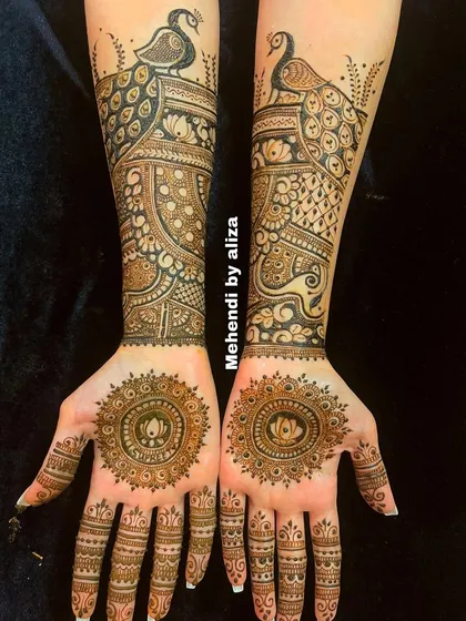 A minimalist bridal mehendi with peacocks and a central mandala. This design proves that you can have a bridal look that is both simple and stunning.