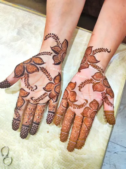 This Dubai-style design was inspired by a client's request from Pinterest. It features bold, spaced-out floral and vine patterns that flow beautifully across the hands, creating a very graceful and modern look.