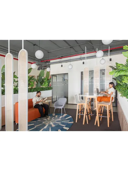 This wide shot shows how the different elements of the breakout area come together. The high table is ideal for quick stand-up meetings, while the softer seating invites longer conversations.