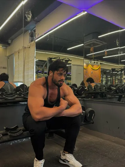 A moment of rest and reflection between sets. Progress is driven by intensity and focus.