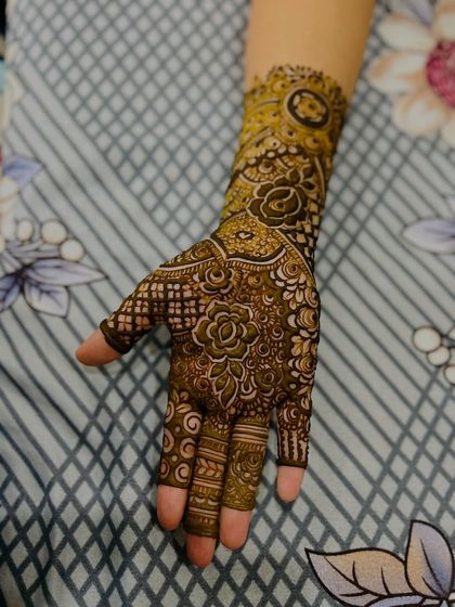 A beautiful non-bridal Indian design, perfect for any festive occasion. The patterns are intricate and the coverage is elegant.