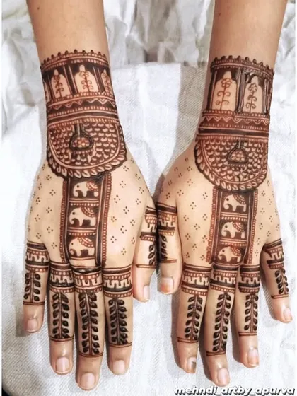 I really enjoy creating playful designs like this one with rows of baby elephants. It’s a sweet and unique take on traditional party mehendi that always brings a smile.