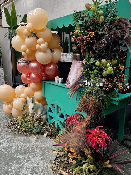 The drink cart from another angle, showing the beautiful integration of balloons and natural elements.