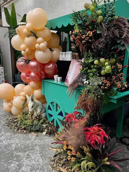 The drink cart from another angle, showing the beautiful integration of balloons and natural elements.