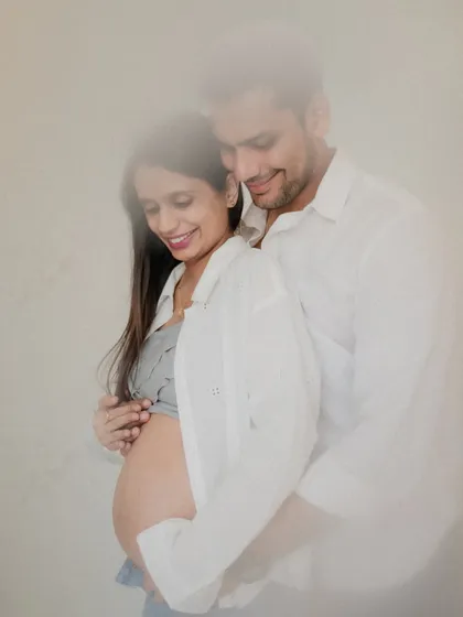 I use creative techniques like shooting through objects to create a dreamy, soft-focus effect. This adds an artistic and intimate feel to your maternity photos.
