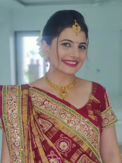Nidhi's happy smile says it all. The traditional 'bandhani' saree looks stunning on her.