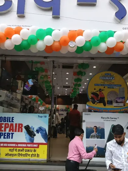 Getting this mobile store ready for a patriotic celebration! We created this full balloon arch using the tricolour theme for Independence Day. A decoration like this really makes a storefront pop and feel part of the city's celebrations.