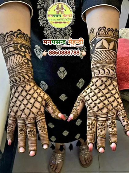 A beautiful back-of-hand design with a heavy jaali (net) pattern. This style is very popular for its intricate and full look, perfect for brides.