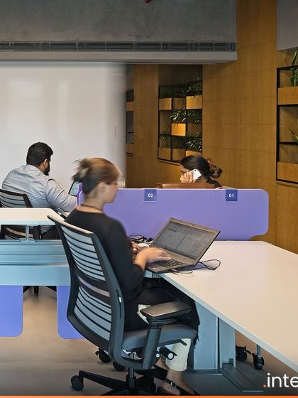 Mobile workstations and flexible partitions at the Grant Thornton office reflect the dynamic needs of a modern workforce. The design allows for easy reconfiguration, accommodating both focused individual work and collaborative team activities.