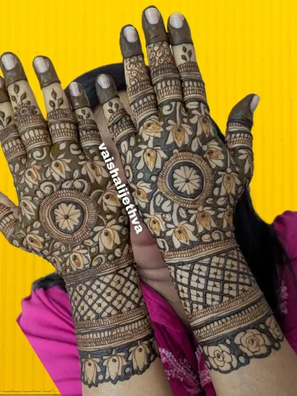 A back-hand design for lotus lovers. The pattern is filled with beautiful lotus motifs and intricate checks, creating a full and rich look.