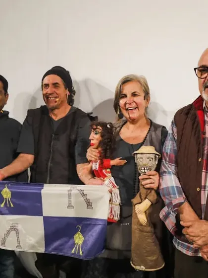 The cast and crew of 'Mamulengo de la Mancha' pose with our festival director, celebrating a successful cross-cultural collaboration.