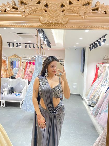A mirror selfie moment in this chic grey pre-draped saree. It’s the perfect modern ethnic look.