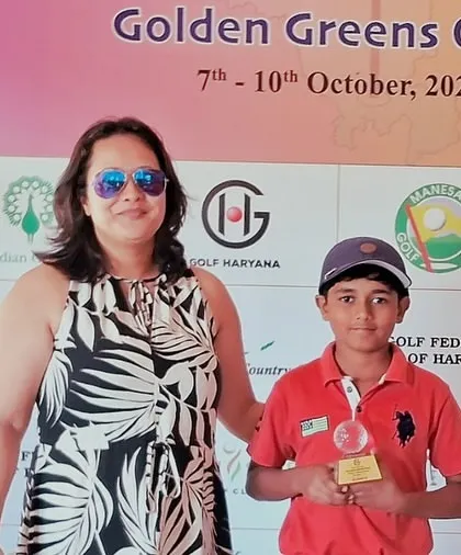 Taanush Kumar receives his winner's trophy at the Golf Federation of Haryana Junior Tour.