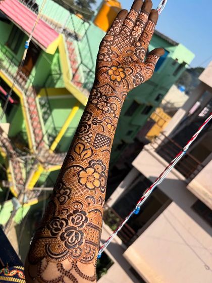 Another sunkissed shot of this lovely floral mehendi.