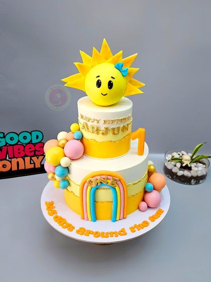 A beautiful sun-themed cake, an example of the stunning creations you can make after joining our "Ganache Game Made Easy" masterclass.