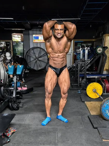 The abdominal and thigh pose, four weeks out. I did not even know I had 8 packs until now. This is the result of a precise nutrition plan and consistent training.
