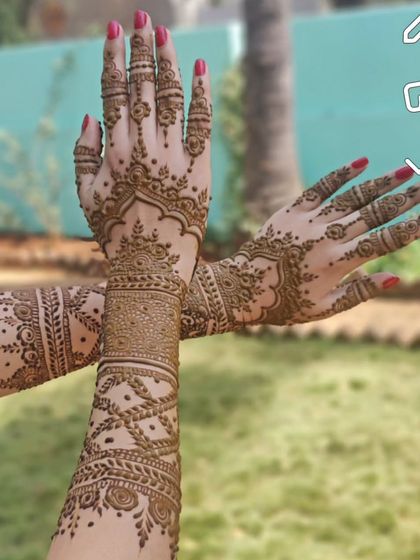 A very trendy back hand design with delicate vines and a detailed wrist cuff, leaving the fingers open.