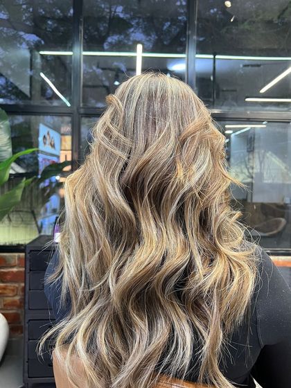 The way the light hits these lived-in highlights is just stunning. The colour looks natural and healthy, with a beautiful, glossy finish.