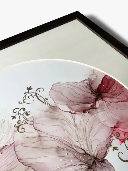 A detail shot of the corner of the black wooden frame and the edge of the round mat, highlighting the quality and precision of the cut.