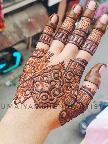 The design looks so pretty in the sunlight.