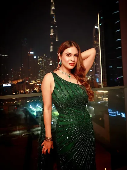 A final look at this incredible gown, a testament to bold and glamorous event styling.