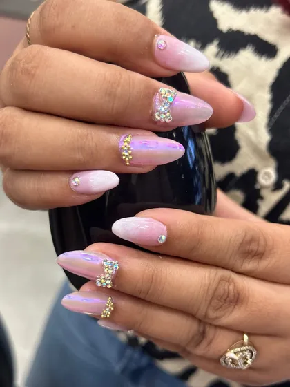 This design is all about soft glamour. I created a gentle white-to-pink ombre base with an iridescent chrome finish, then added delicate, hand-built rhinestone bows and accents for a truly magical look.