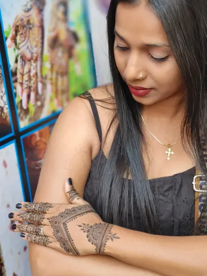 Simple & Chic Mehndi photo 8