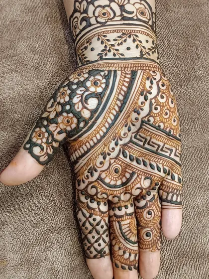 A lovely guest design with a mix of floral and geometric patterns.