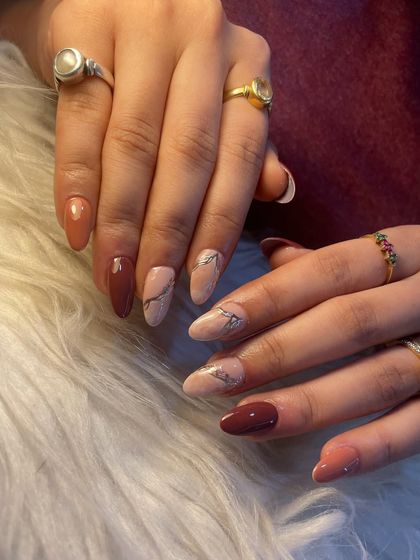 Flawless nails for endless confidence. This set features a beautiful mix of neutral and deep red shades with a delicate silver glitter accent for a chic and trendy look.