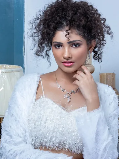 A soft and pretty glam look. I used natural tones, a soft pink lip, and defined curls to create this fresh and youthful style for a jewelry shoot.