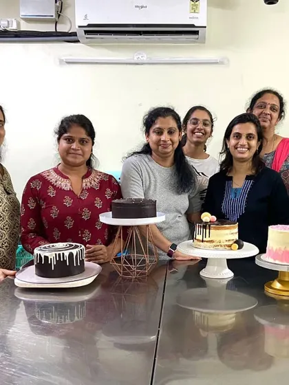 The happy faces after a successful baking class! It is so rewarding to see my students with the beautiful cakes they have created themselves.
