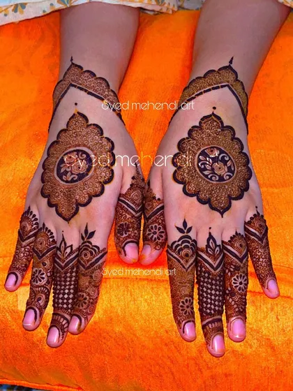 A chic and elegant design for a client who wanted something minimal yet striking. This style focuses on a central mandala on the back of the hand with detailed work on the fingers, perfect for parties or as a guest at a wedding.