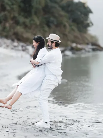 Another joyful lift on the riverside, this time with a focus on the candid laughter and movement. These are the unscripted moments that make the best memories.