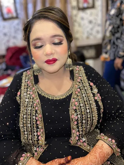 A close-up of the eye makeup in this no-filter look. The eyeshadow is soft and blended, and the skin around the eyes is smooth and bright.