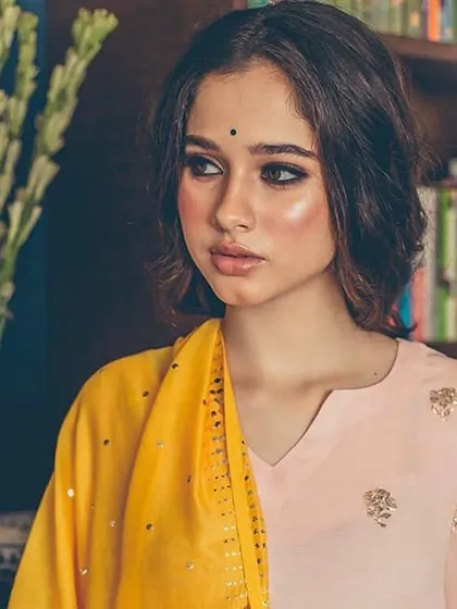 For this ethnic wear shoot, we designed a look with a dramatic winged eyeliner and luminous skin. The soft, textured waves in the hair add a modern touch to the traditional aesthetic.