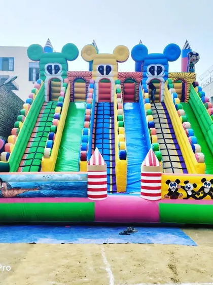 Our massive 6-slider bouncy castle, designed to entertain a large number of children at once. This model features clown pillars and Mickey Mouse characters on top.