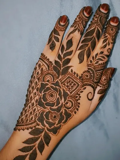 Another view of this striking floral design, perfect for someone who loves a modern yet elegant look.