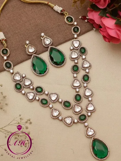 A beautiful Victorian-style necklace with green stones. This is a great rental option for those who love a touch of color in their jewellery.
