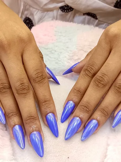 Purple chrome, no apologies. This set is serving high-shine attitude on a sharp stiletto shape. The smooth, seamless chrome effect is clean yet bold, perfect for a statement look.