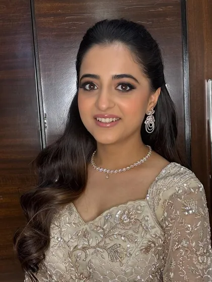 A classic cocktail party look that is both elegant and modern. I created a defined smokey eye and paired it with a glossy nude lip and a voluminous wavy ponytail, a combination that never fails to turn heads.