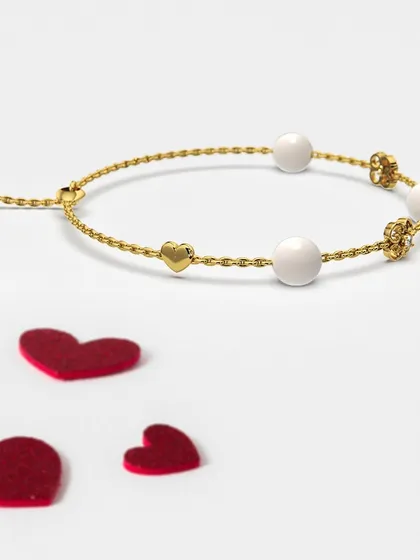 Love wrapped in pearls and elegance. This delicate adjustable bracelet, adorned with luminous pearls and a small gold heart charm, is the perfect symbol of love and grace for Valentine's Day.