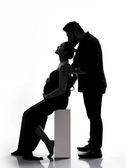 This is the art of anticipation. Using dramatic silhouette lighting, I focus on the beautiful connection between partners and the new life they are waiting for, creating a timeless and emotional maternity portrait.