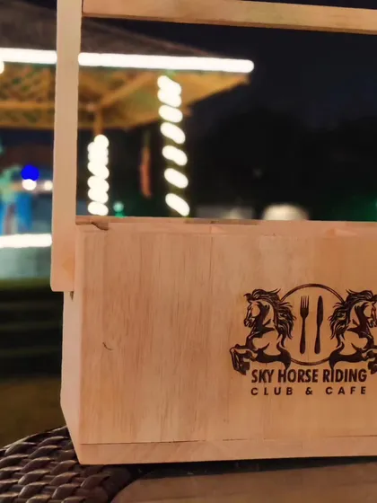 Our open-air cafe operates seamlessly during evening events. This branded wooden caddy, holding cutlery and condiments, reflects the rustic and thoughtful aesthetic of our venue.