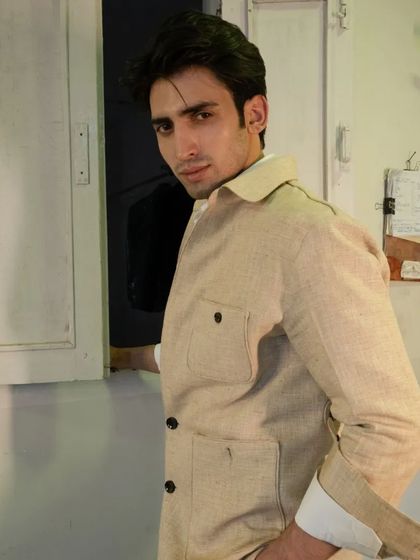 Experience the epitome of Italian glamour with our luxurious linen ensemble, perfect for any weather.