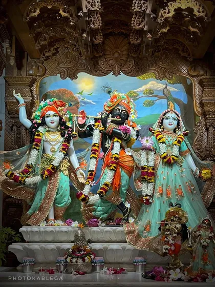 A duplicate of the previous image, showcasing the divine idols of Radha Krishna.