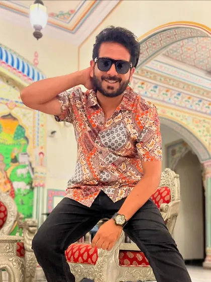 Even a casual travel outfit can have style. This printed shirt was perfect for exploring the beautiful, ornate interiors of a palace in Jaipur before a show.