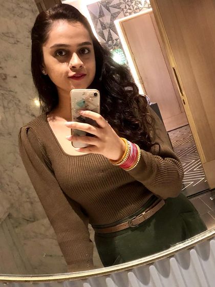 For a cooler evening on vacation, I opted for this ribbed long-sleeve top and a skirt in earthy tones. The belt adds a nice finishing touch, keeping the look polished and put-together.