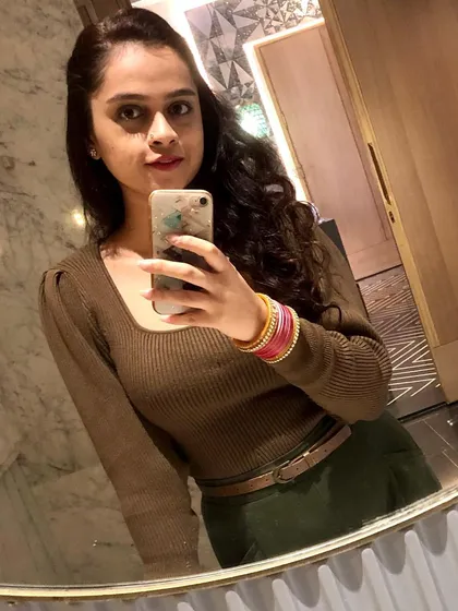 For a cooler evening on vacation, I opted for this ribbed long-sleeve top and a skirt in earthy tones. The belt adds a nice finishing touch, keeping the look polished and put-together.