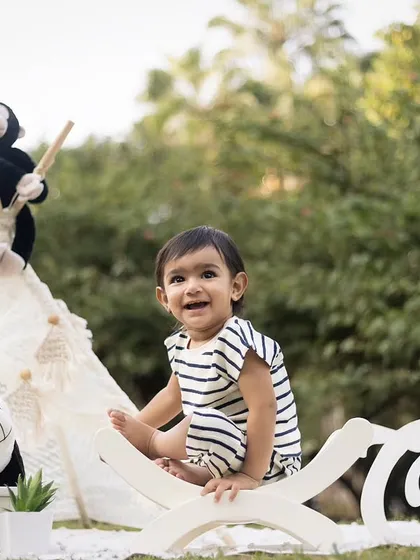 We can take the photoshoot outdoors for a natural, playful vibe. Here, we created a simple jungle theme in a park, letting this one-year-old's happy personality shine.